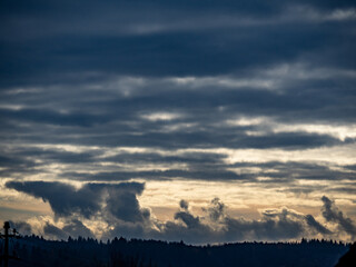 Bizarrer dunkler Wolkenhimmel