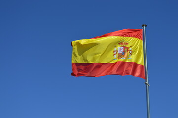 Bandeira da Espanha no céu azul