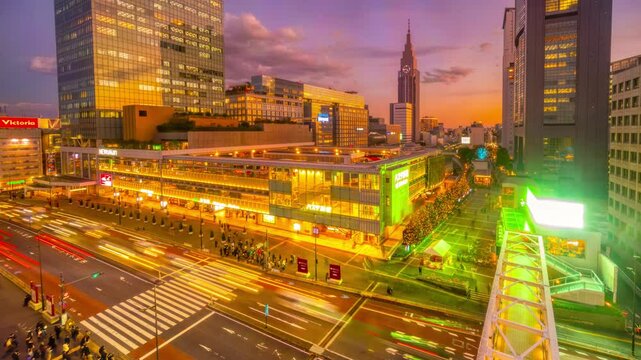 東京・新宿タイムラプス　夕暮れ人混みの新宿駅　Dec.2024