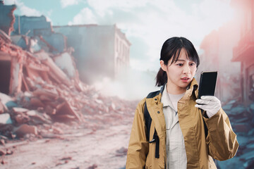 災害で被災し携帯電話が繋がらずに困る女性