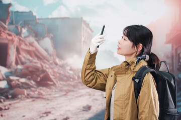 災害で被災し携帯電話が繋がらずに困る女性