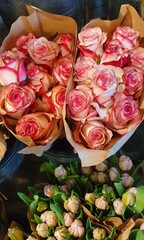 Viele verschiedene Rosa Tulpen und Rosen in Sträußen
