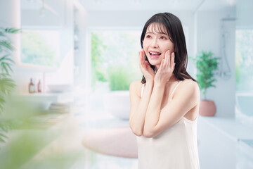 Fototapeta premium 家でスキンケアをする若い女性