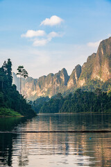 Les montagnes de Khao Sok le matin