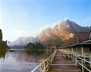 Vue depuis une installation hôtelière  flottante  à Khao Sok