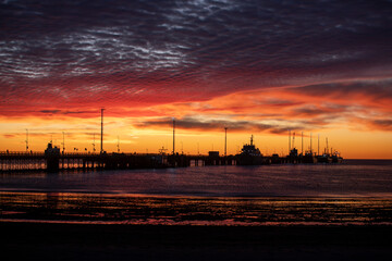 Naklejka premium Impresionante vista del amanecer en Puerto Madryn con el Muelle Comandante Luis Piedra Buena y el océano Atlántico