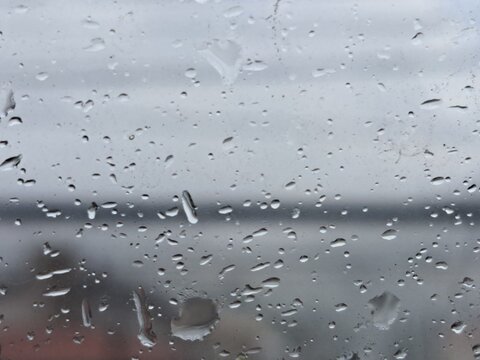 gotas de &aacute;gua da chuva no vidro da janela