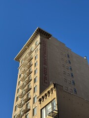 vieil immeuble américain et ciel bleu (vertical)
