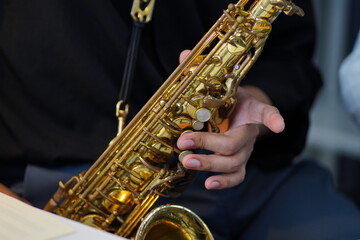 Obraz premium Working Asians are learning international musical skills at home