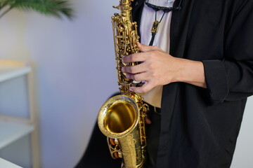 Obraz premium Working Asians are learning international musical skills at home