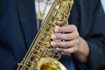 Obraz premium Working Asians are learning international musical skills at home