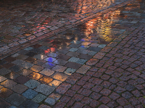 Abendlicher Lichterglanz auf Altstadtpflaster