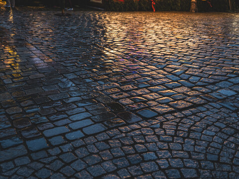 Abendlicher Lichterglanz auf Altstadtpflaster