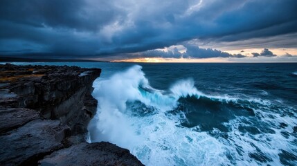 Fototapeta premium The ocean is rough and the sky is cloudy