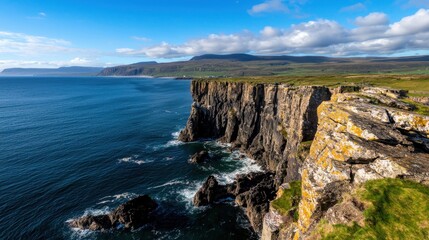 Obraz premium A beautiful view of the ocean with a rocky cliff in the background