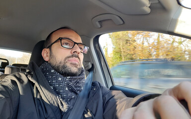 Uomo concentrato alla guida dell'auto