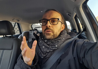 Uomo concentrato alla guida dell'auto