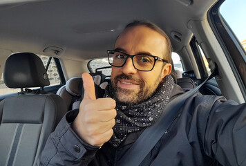 Uomo concentrato alla guida dell'auto