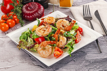 Salad with prawn and quinoa