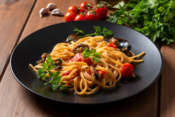 Linguine con cozze e pomodorini, pasta italiana 