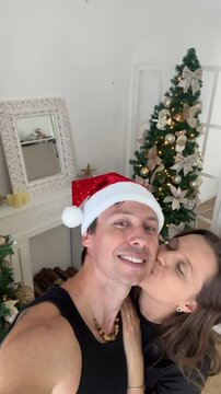 casal apaixonado juntos celebra o natal 