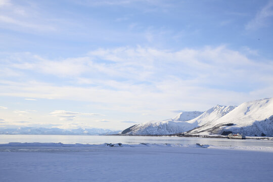 Nave Postale Hurtigruten passa tra i fiordi delle isole Vesteralen salendo verso il canale di Risoy. Norvegia del Nord