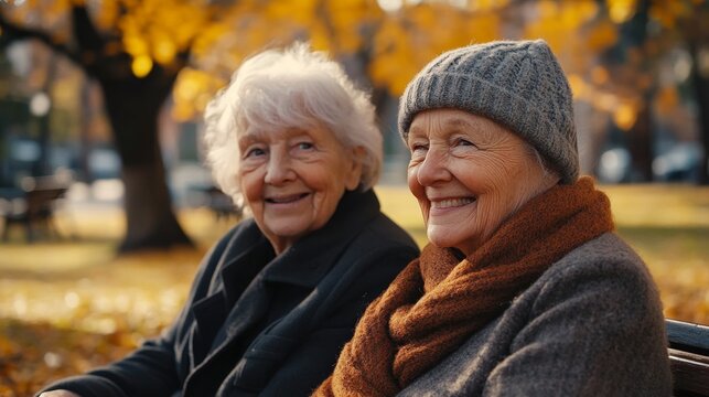 Abuelos tiernos sentados en un barco de un parque en oto&ntilde;o. Miradas felices, disfrutando de la tarde.