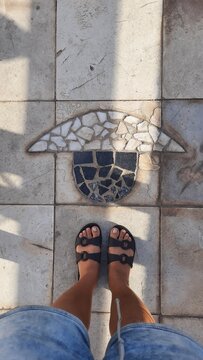detalhe de careta na cal&ccedil;ada em triundo, pernambuco