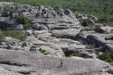 mulher em trilha no vale do catimbau, pernambuco
