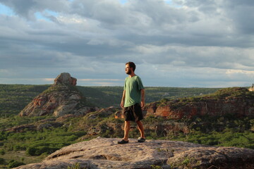 homem em mirante no vale do catimbau, pernambuco