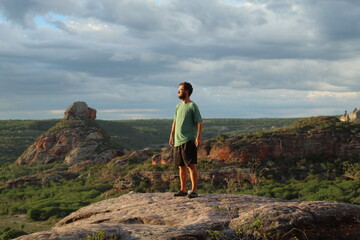 homem em mirante no vale do catimbau, pernambuco
