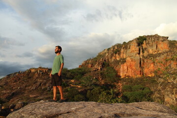 homem em mirante no vale do catimbau, pernambuco