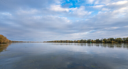 Obraz premium A calm lake with a few trees in the background