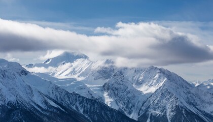 Fototapeta premium 산봉우리 위로 하얀 눈과 함께 흐릿하게 드리운 구름