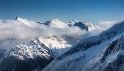 산봉우리 위로 하얀 눈과 함께 흐릿하게 드리운 구름