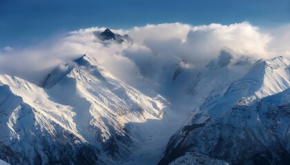 산봉우리 위로 하얀 눈과 함께 흐릿하게 드리운 구름