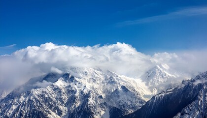 Obraz premium 산봉우리 위로 하얀 눈과 함께 흐릿하게 드리운 구름