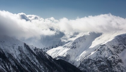 Obraz premium 산봉우리 위로 하얀 눈과 함께 흐릿하게 드리운 구름