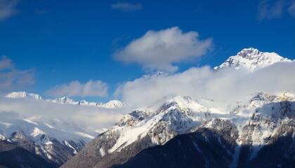 산봉우리 위로 하얀 눈과 함께 흐릿하게 드리운 구름