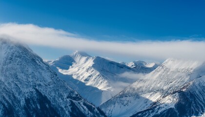 산봉우리 위로 하얀 눈과 함께 흐릿하게 드리운 구름