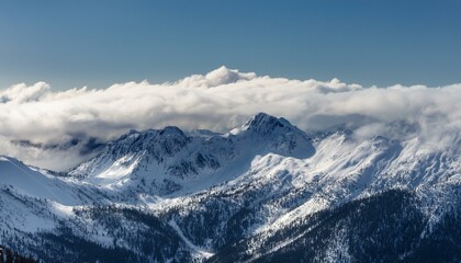 Obraz premium 산봉우리 위로 하얀 눈과 함께 흐릿하게 드리운 구름