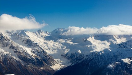 산봉우리 위로 하얀 눈과 함께 흐릿하게 드리운 구름
