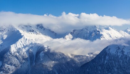 산봉우리 위로 하얀 눈과 함께 흐릿하게 드리운 구름