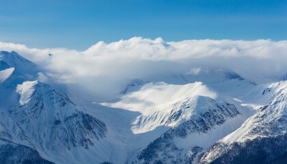 Obraz premium 산봉우리 위로 하얀 눈과 함께 흐릿하게 드리운 구름
