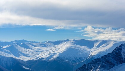 산봉우리 위로 하얀 눈과 함께 흐릿하게 드리운 구름