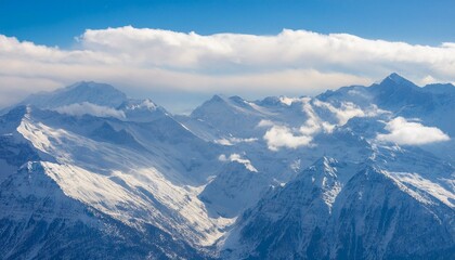 산봉우리 위로 하얀 눈과 함께 흐릿하게 드리운 구름