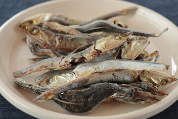 皿の上の煮干し