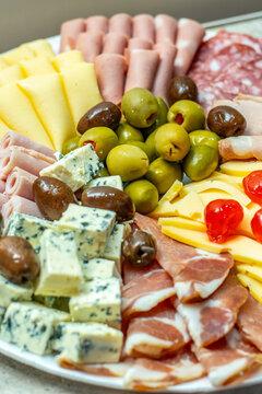 Picada gourmet con quesos, fiambres y aceitunas