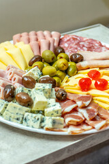 Picada gourmet con quesos, fiambres y aceitunas