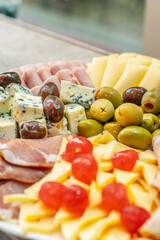 Picada gourmet con quesos, fiambres y aceitunas